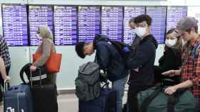 Pasajeros con mascarilla en el Aeropuerto de Barcelona-El Prat / EFE