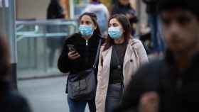 Dos personas usando mascarillas en el plan de protección en fase de alerta aplicado por el Ayuntamiento / EUROPA PRESS