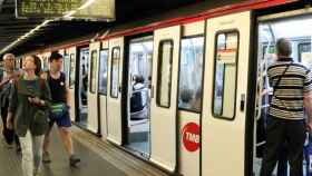 Línea 3 de metro en Barcelona, servicio en el que se critica a TMB por la pérdida de las T-Usual a causa de los confinamientos