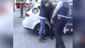 Captura de pantalla del vídeo de la detención de los ladrones que dejaron el coche mal aparcado / MOSSOS D'ESQUADRA