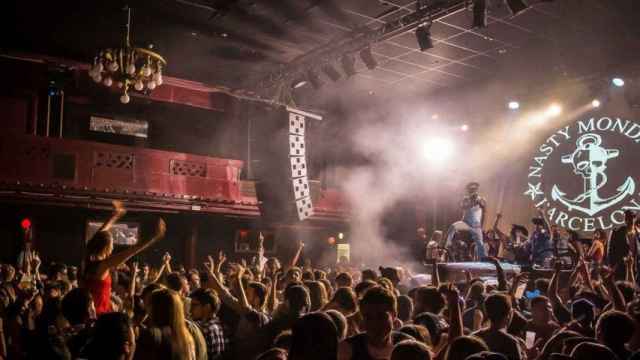 Interior de una discoteca de Barcelona llena de gente