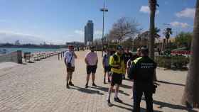 Un grupo de turistas parado por la Guardia Urbana en las playas / M A