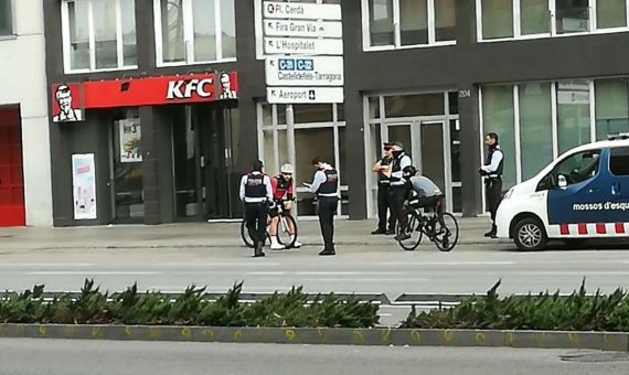 Agentes de los Mossos multan a unos ciclistas en Barcelona / M A 