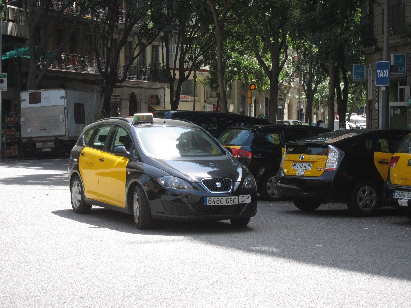 Un taxi circula por Barcelona , en una imagen de archivo