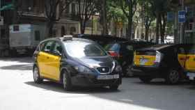 Múltiples taxis estacionados en una calle de Barcelona / EP
