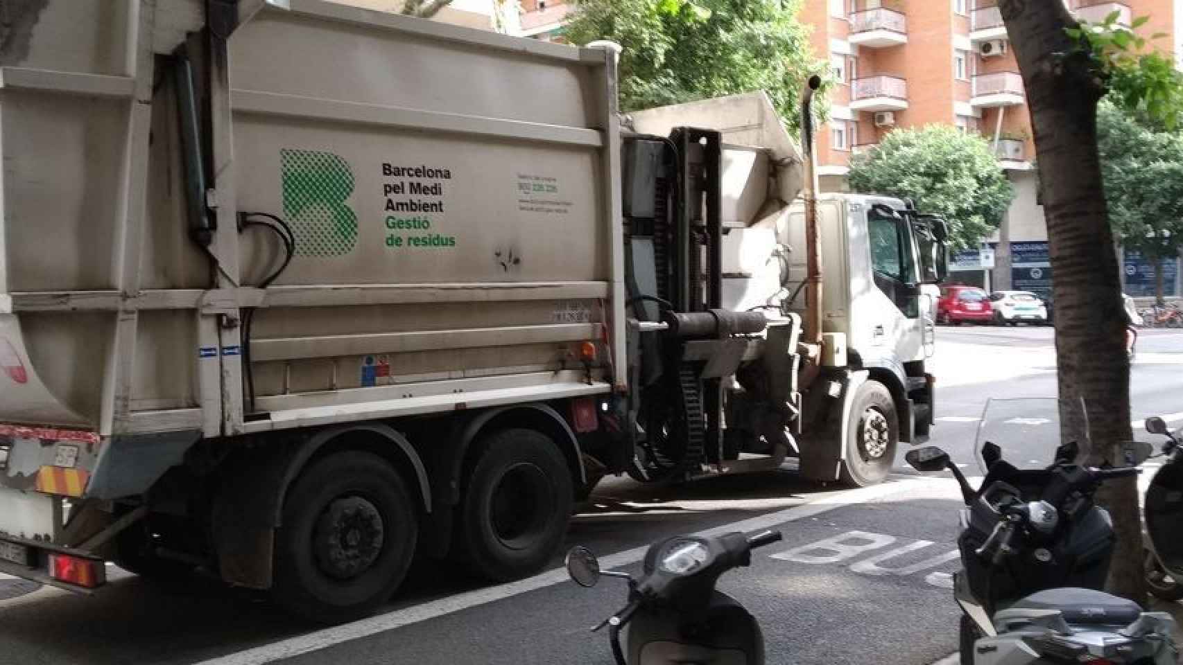 Un camión de la basura en Barcelona / JORDI SUBIRANA