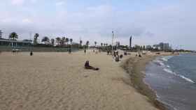 Panorámica de una playa casi vacía de Barcelona, este lunes 16 de marzo / EUROPA PRESS