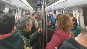 Imagen del Metro de Barcelona este lunes por la mañana en hora punta / TWITTER