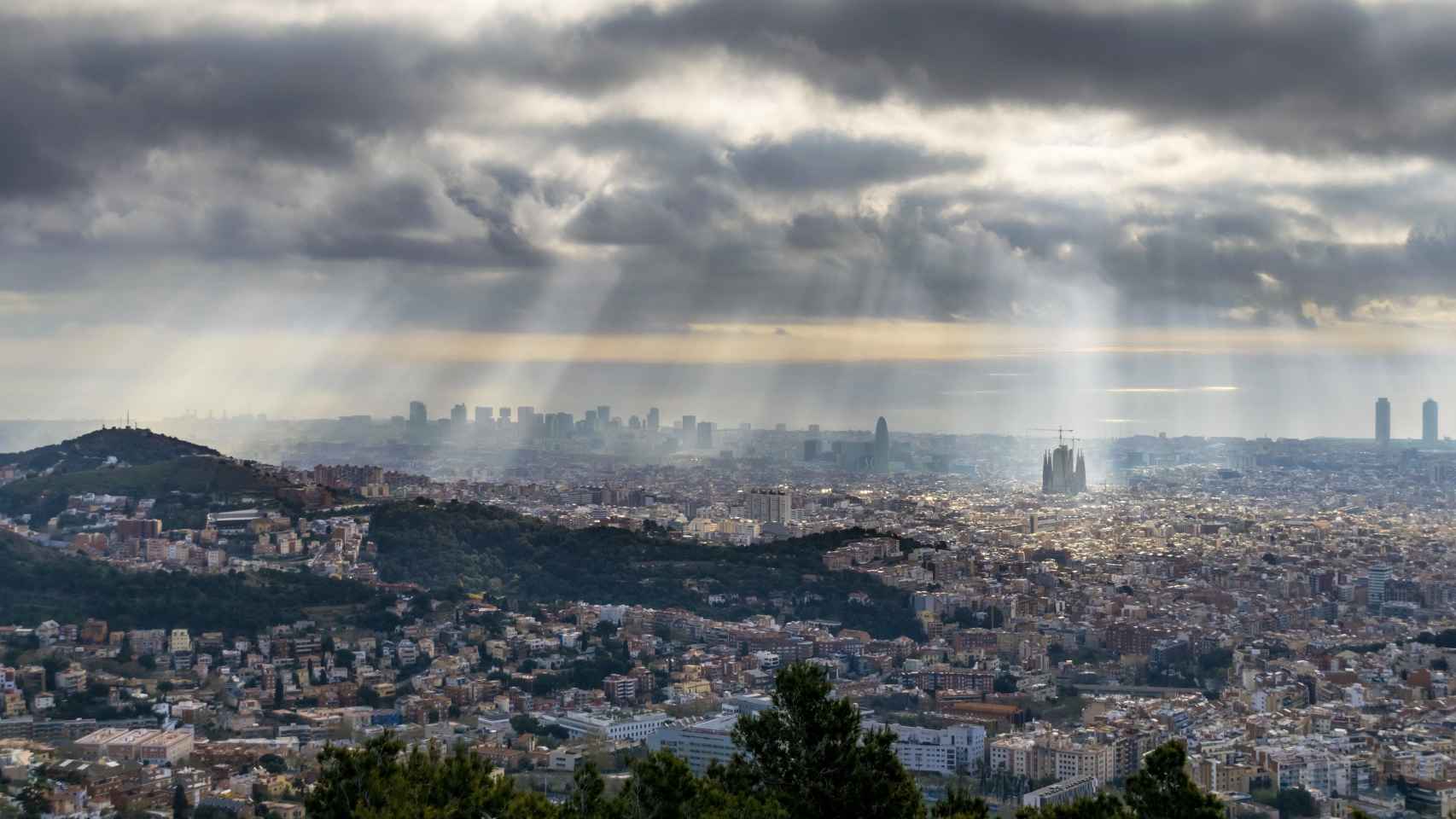 Panorámica de Barcelona con la presencia de nubes por una ola de frío / Alfons Puertas - @alfons_pc