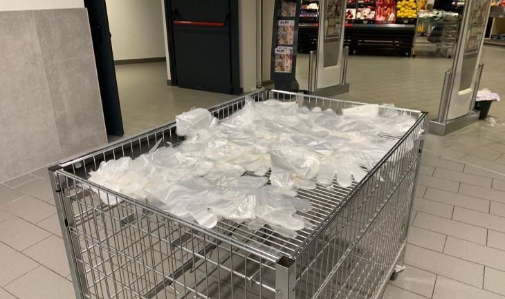 Decenas de guantes para prevenir el contagio del coronavirus en el supermercado Aldi / MA