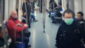 Usuarios en el metro de Barcelona / TMB