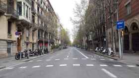 La calle València de Barcelona, más solitaria que nunca por la cuarentena del coronavirus / G.A.