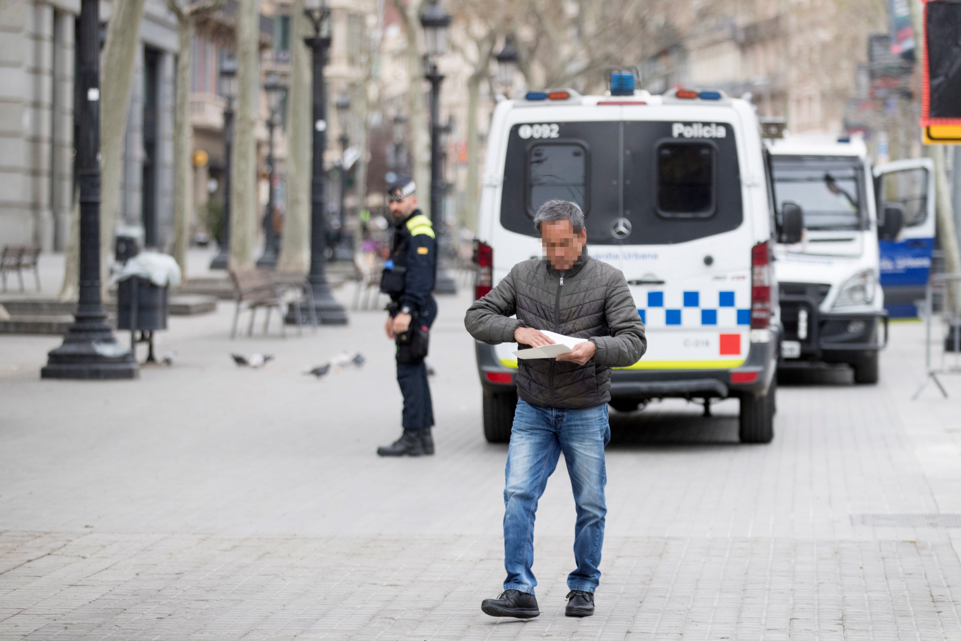 Un ciudadano tras ser multado por la Guardia Urbana de Barcelona por no cumplir la orden de confinamiento este martes / EFE - MARTA PÉREZ