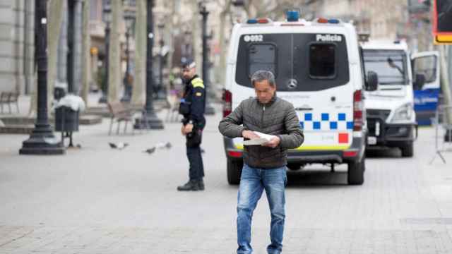 Un ciudadano tras ser multado por la Guardia Urbana de Barcelona por no cumplir la orden de confinamiento este martes / EFE - MARTA PÉREZ