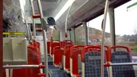 Un autobús de TMB vacío este martes en Barcelona / TMB