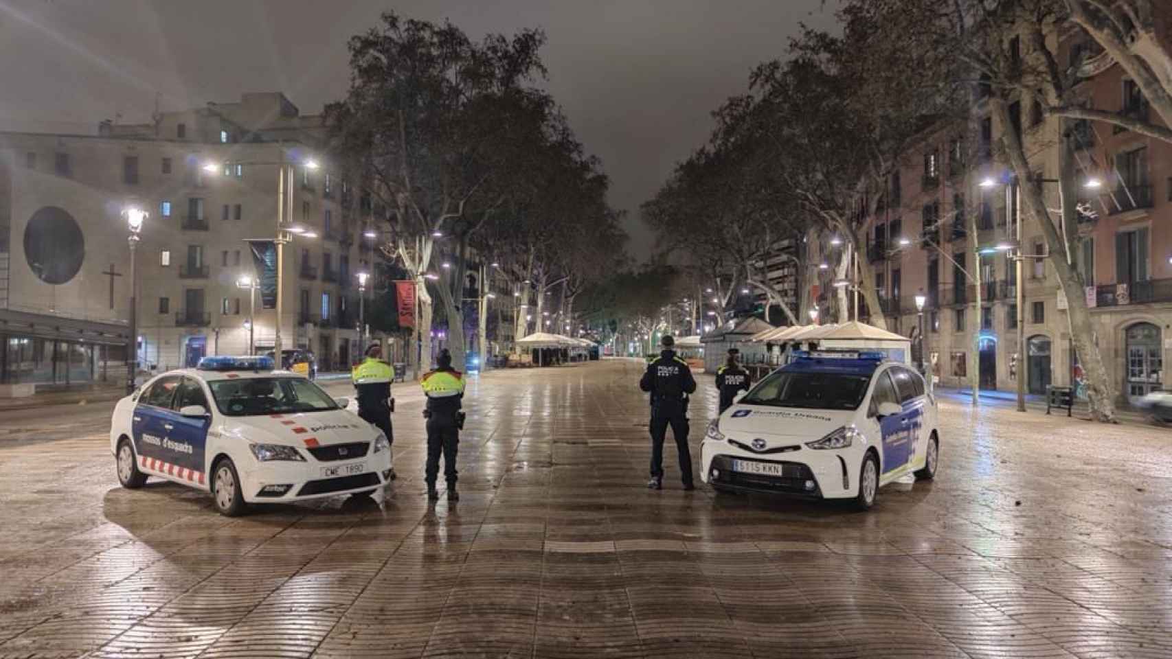 Mossos d'Esquadra y agentes de la Guardia Urbana en una Rambla de Barcelona vacía / MOSSOS