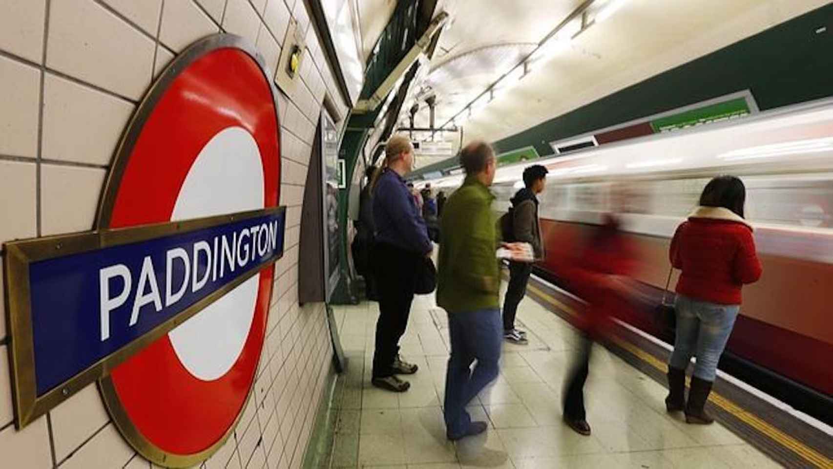 Usuarios esperando a la llegada del metro en la estación de Paddington de Londres / EFE