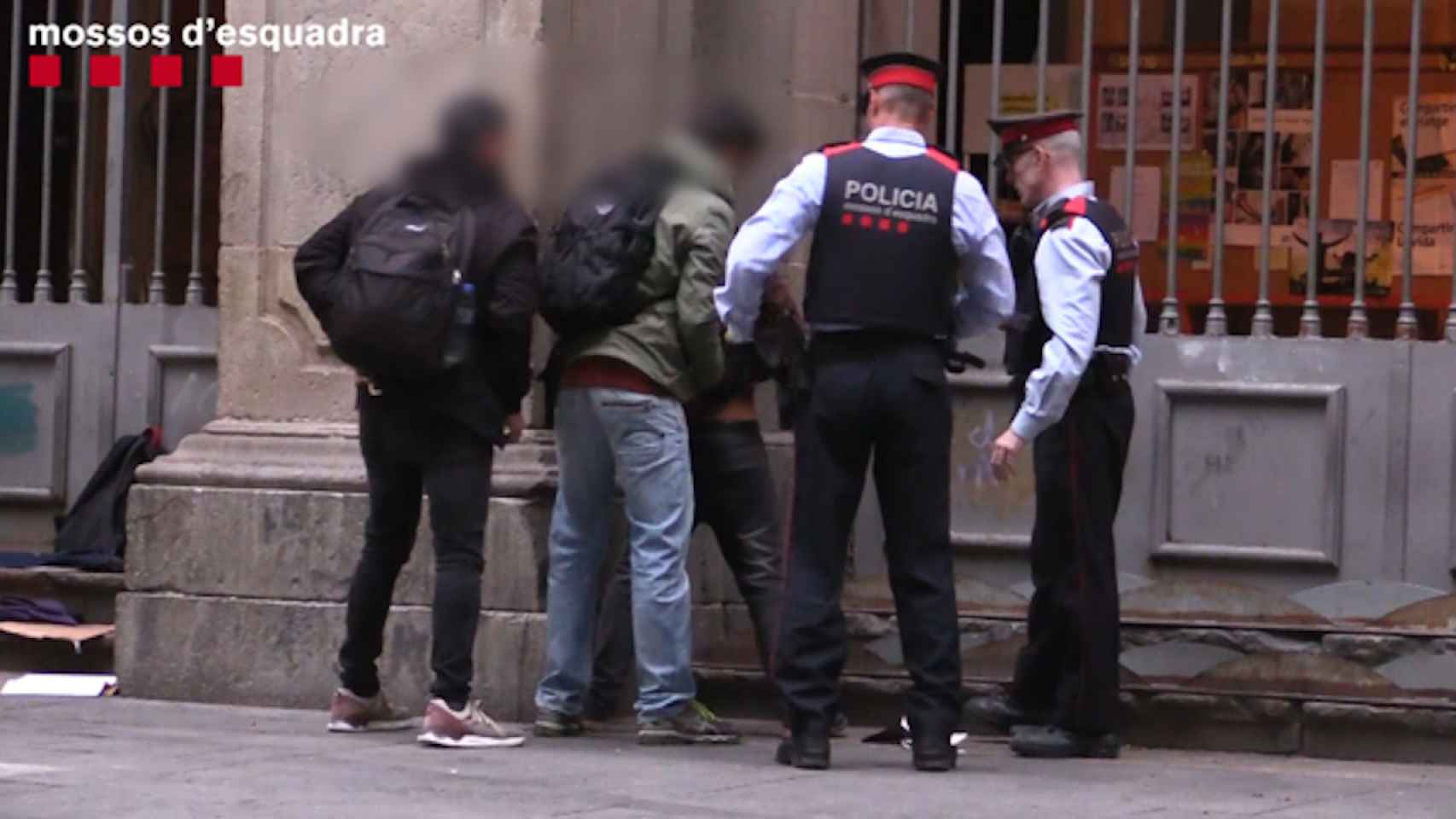 Agentes de los Mossos durante un arresto en Barcelona / ARCHIVO