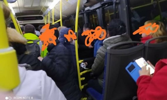 Pasajeros de pie, en un autobús del Baix Llobregat