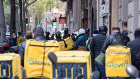 Multitud de 'riders' de Glovo esperando su turno para recoger su pedido durante la cuarentena en Barcelona / EFE