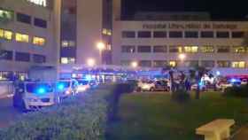 Vehículos de los Mossos d'Esquadra con las sirenas encendidas en homenaje al personal sanitario del Hospital de Bellvitge
