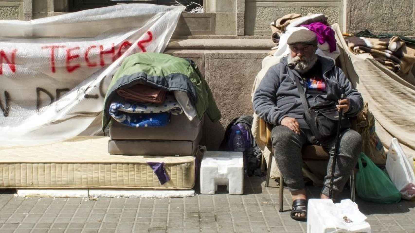 Un sintecho en una calle de Barcelona / HUGO FERNÁNDEZ