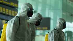 Militares del Ejército desinfectando el aeropuerto de Barcelona durante la cuarentena por coronavirus / EFE