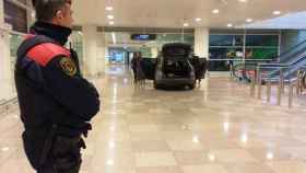 Coche de los arrestados en el Aeropuerto de Barcelona con un policía vigilando / EP