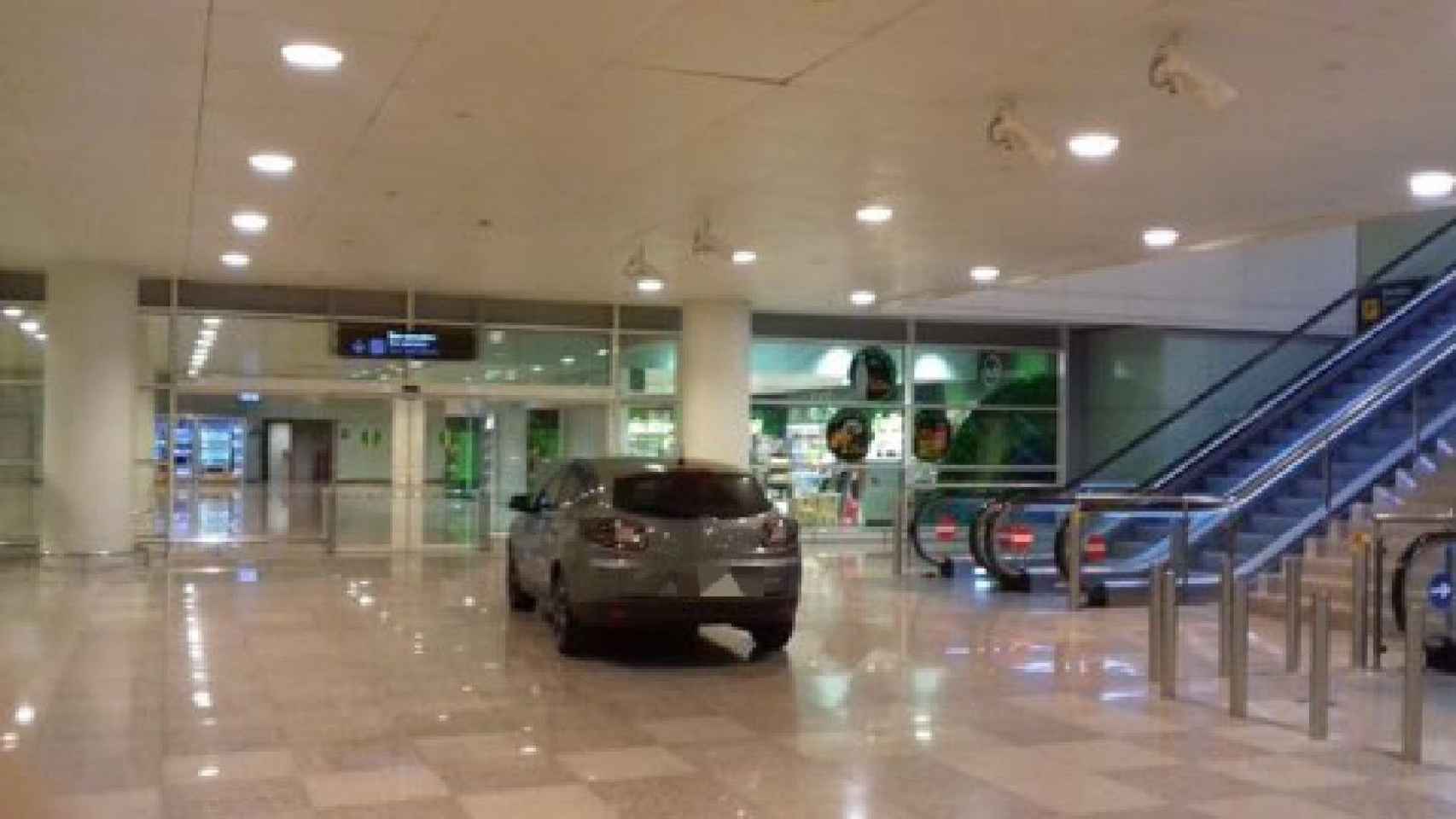 Vehículo que ha intentado acceder al interior del Aeropuerto de Barcelona-El Prat / MOSSOS D'ESQUADRA