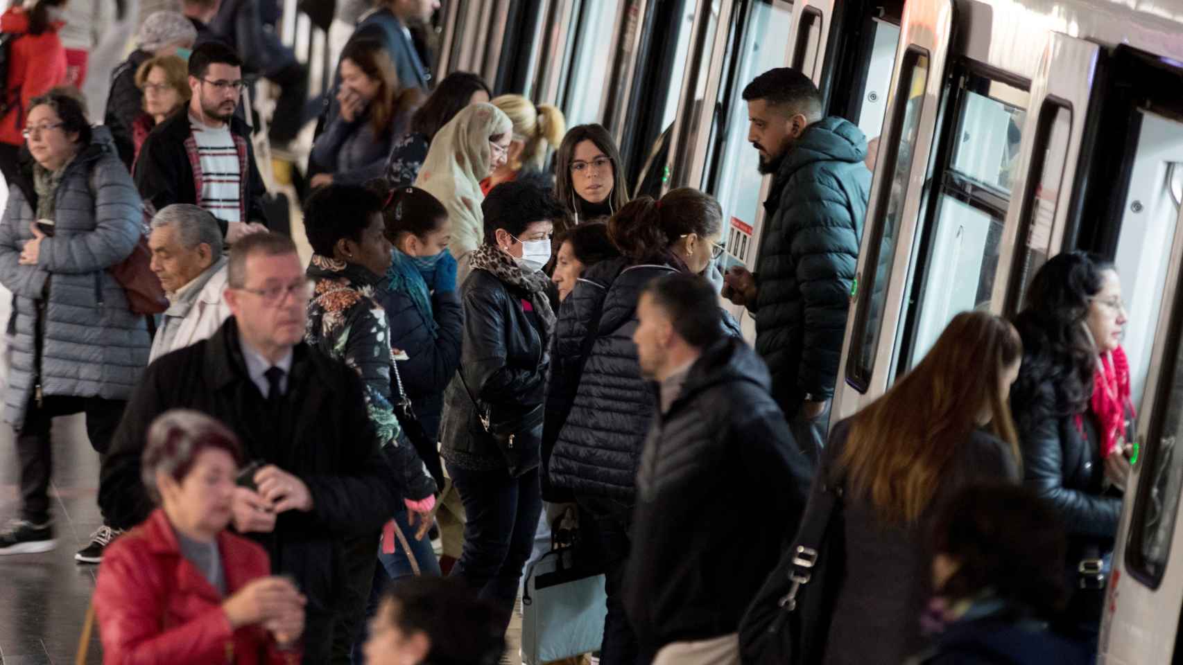 Aglomeraciones en el metro de Barcelona durante los primeros días de cuarentena