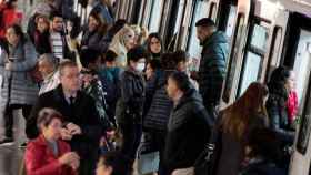 Aglomeraciones en el metro de Barcelona durante los primeros días de cuarentena