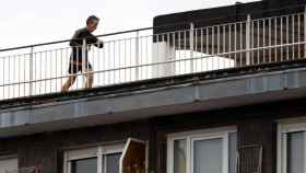 Un hombre haciendo deporte en una terraza en una imagen de archivo / EFE
