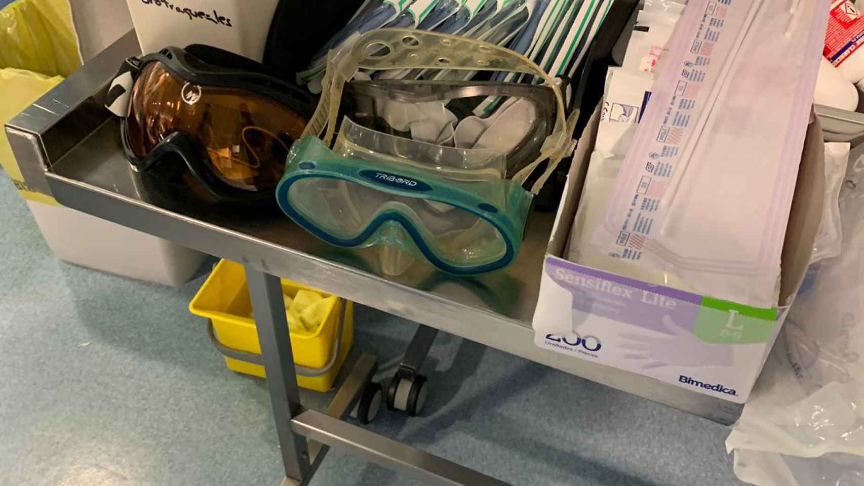 Una gafa de esquí y otra de buceo que usan los enfermeros en un hospital de Terrassa / MA