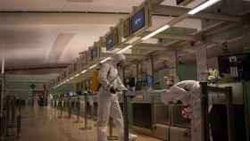 Agentes de la Unidad Militar de Emergencias (UME) desinfectan el Aeropuerto de El Prat / EUROPA PRESS