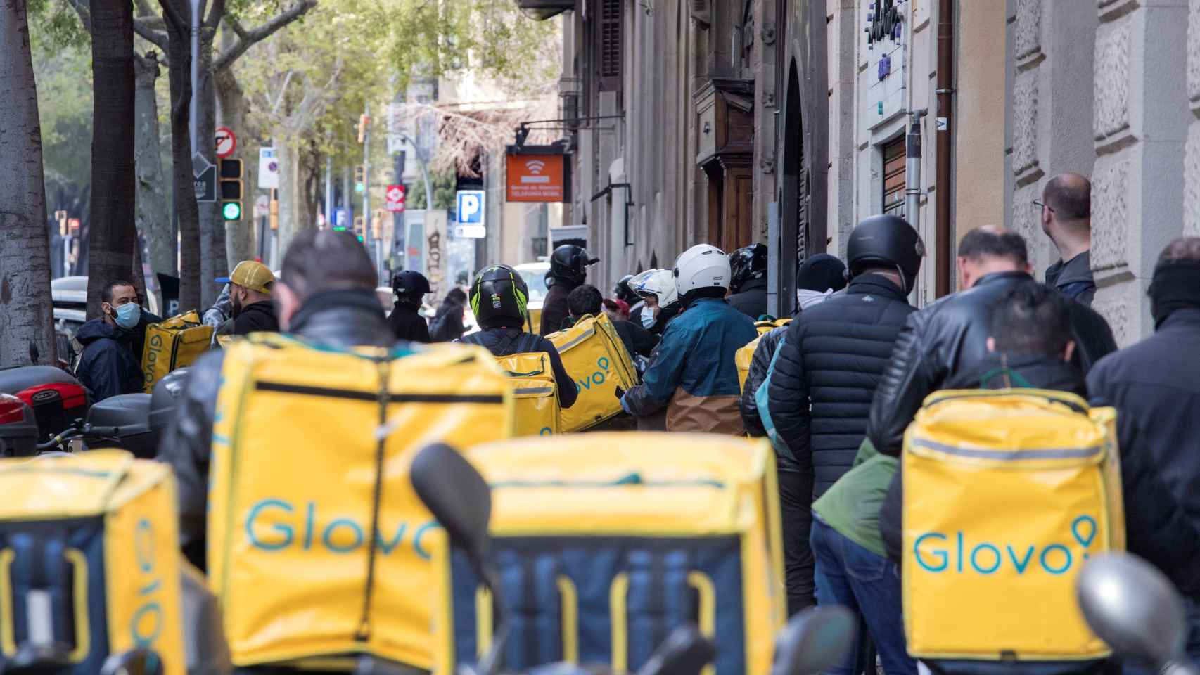 Trabajadores de Glovo esperan su turno para recoger sus pedidos en Barcelona / EFE - MARTA PÉREZ