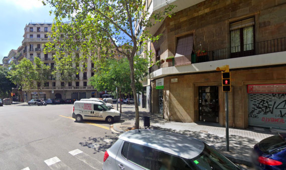 Imagen de la esquina de las calles Còrsega y Roger de Flor, en Barcelona / GOOGLE MAPS