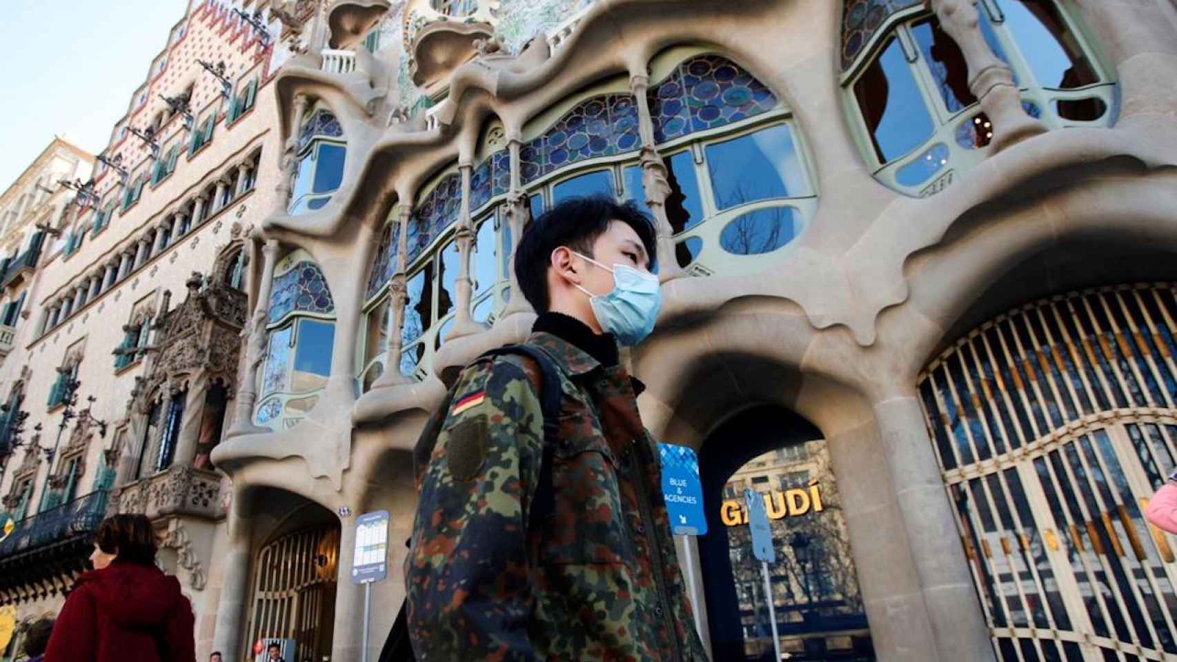 Un hombre pasa junto a la Casa Batlló, en Barcelona / EFE ALEJANDRO GARCÍA