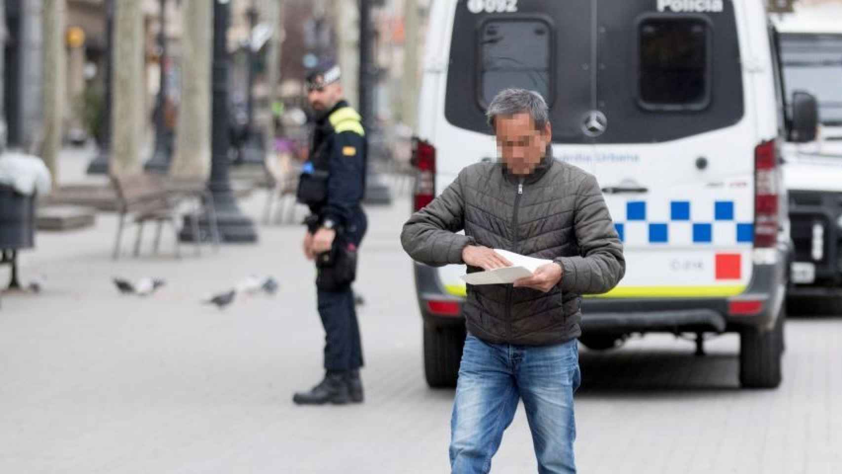 Un ciudadano tras ser multado por la Guardia Urbana de Barcelona / EFE