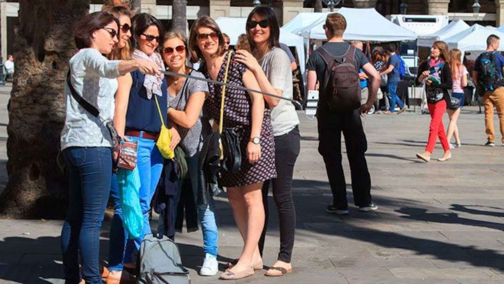 Turistas extranjeras haciéndose un selfie en el centro de Barcelona / EFE