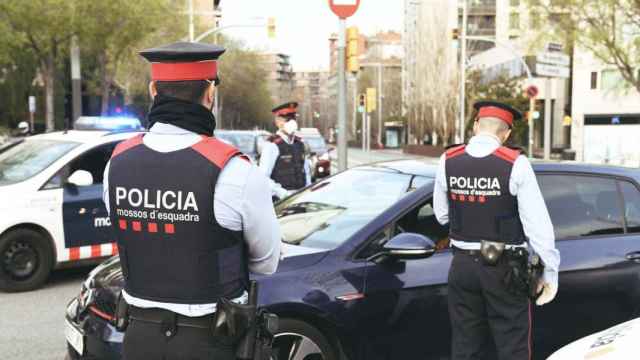 Control policial de los Mossos d'Esquadra en una vía