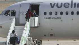 Pasajeros en un avión de Vueling / EFE