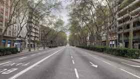 La Gran Via de Barcelona, vacía por la cuarentena decretada por la crisis del coronavirus / V.M.