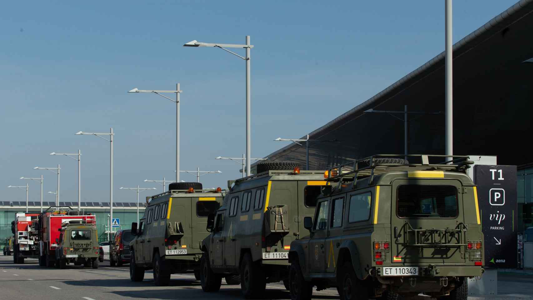 Dispostivo del Ejército (UME), ante la entrada del Aeropuerto del Prat / EFE - ENRIC FONTCUBIERTA