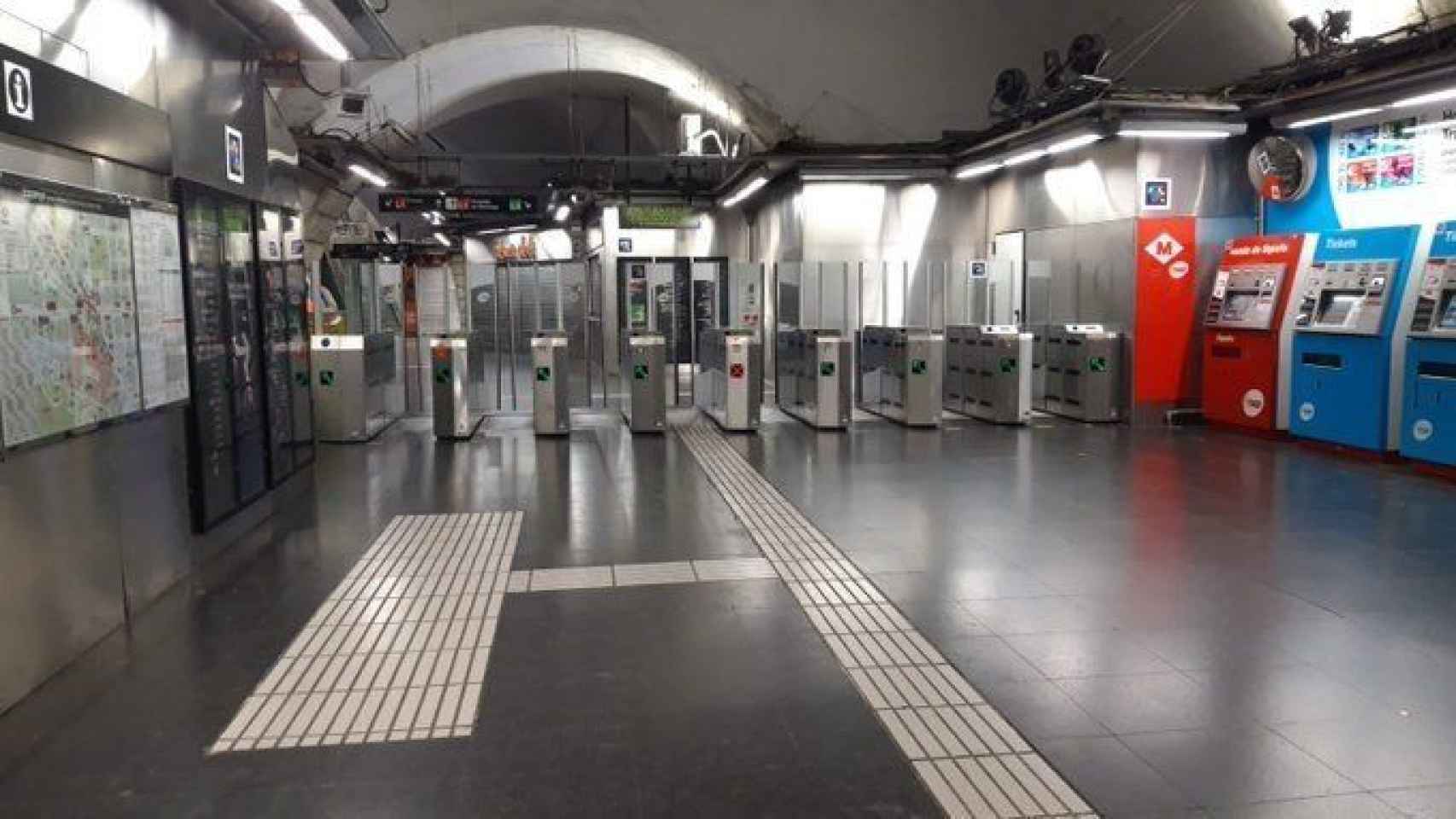 Estación de metro de Barcelona completamente vacía durante el confinamiento / Europa Press