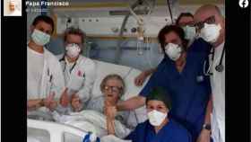 La mujer de 95 años que ha superado el coronavirus junto a los sanitarios que la han salvado / FACEBOOK PAPA FRANCISCO