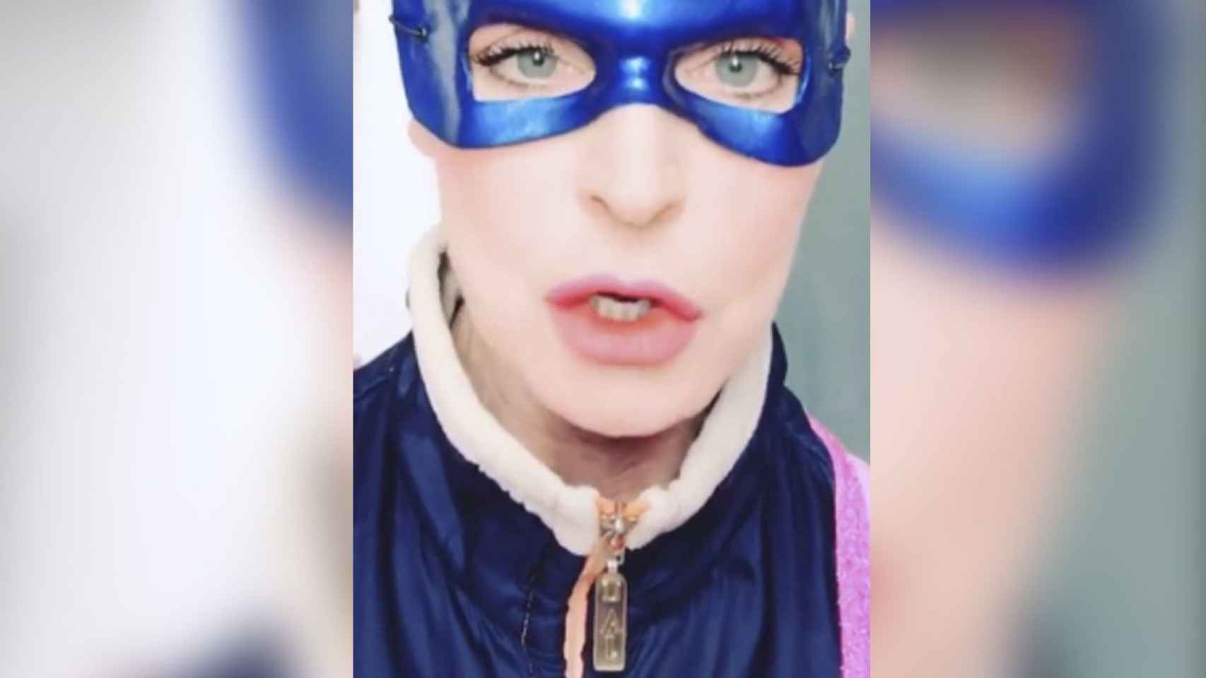 Antonia Dell'Atte en su perfil de Instagram haciendo de superheroína / BMAGAZINE
