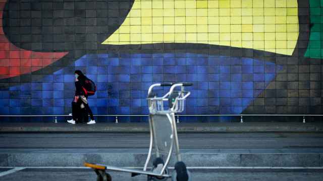 Carro abandonado en la Terminal 2 del aeropuerto de Barcelona / EFE