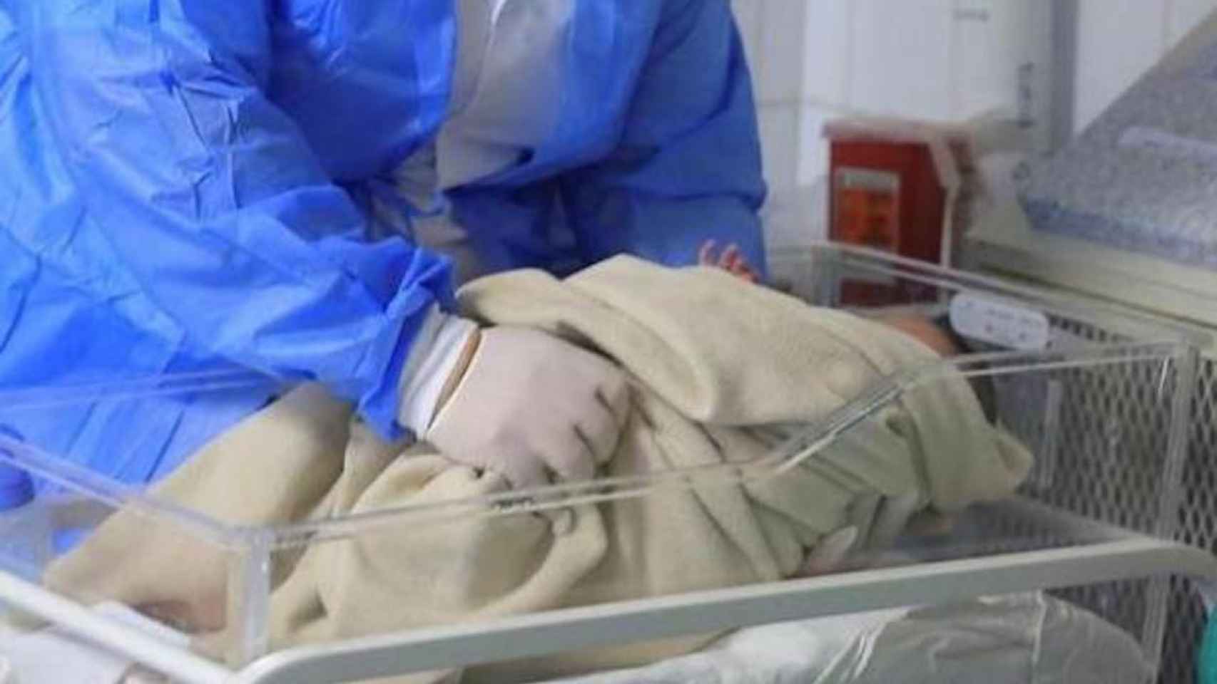 Imagen de archivo de un bebé recién nacido en un hospital / EFE