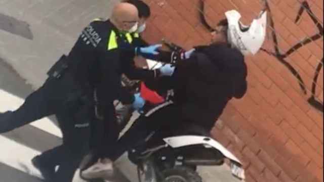 Momento en el que el joven agrede al guardia urbano de Castellar del Vallès