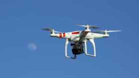 Imagen de archivo de un drone en pleno vuelo / TOURINEWS